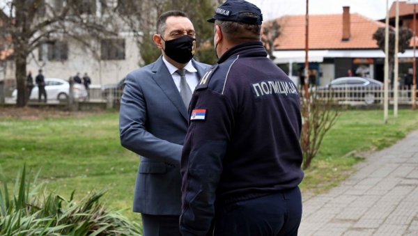МИНИСТАР ВУЛИН У БУЈАНОВЦУ: У Србији се закон безусловно поштује и спроводи МИНИСТАР ВУЛИН У БУЈАНОВЦУ: У Србији се закон безусловно поштује и спроводи