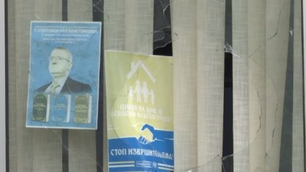 ВАНДАЛИ КАМЕНОВАЛИ ПРОСТОРИЈЕ СРС У КРУШЕВЦУ: Насилници оставили бахату поруку и побегли (ФОТО) ВАНДАЛИ КАМЕНОВАЛИ ПРОСТОРИЈЕ СРС У КРУШЕВЦУ: Насилници оставили бахату поруку и побегли (ФОТО)