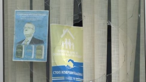 ВАНДАЛИ КАМЕНОВАЛИ ПРОСТОРИЈЕ СРС У КРУШЕВЦУ: Насилници оставили бахату поруку и побегли (ФОТО) ВАНДАЛИ КАМЕНОВАЛИ ПРОСТОРИЈЕ СРС У КРУШЕВЦУ: Насилници оставили бахату поруку и побегли (ФОТО)