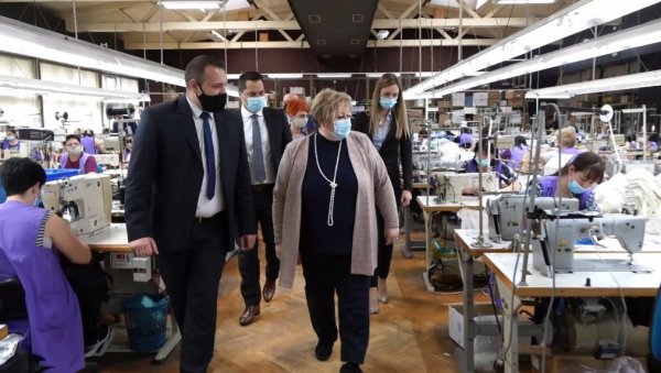 МИНИСТАРКА АТАНАСКОВИЋ У ПОСЕТИ БАБУШНИЦИ: Мала и средња предузећа су мотор привреде у Србији МИНИСТАРКА АТАНАСКОВИЋ У ПОСЕТИ БАБУШНИЦИ: Мала и средња предузећа су мотор привреде у Србији