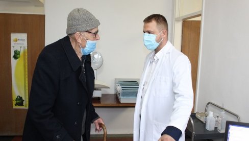 PREDNOST STARIMA: U Domu zdravlja Lopare u toku je vakcinacija najstarijih sugrađana (FOTO) PREDNOST STARIMA: U Domu zdravlja Lopare u toku je vakcinacija najstarijih sugrađana (FOTO)