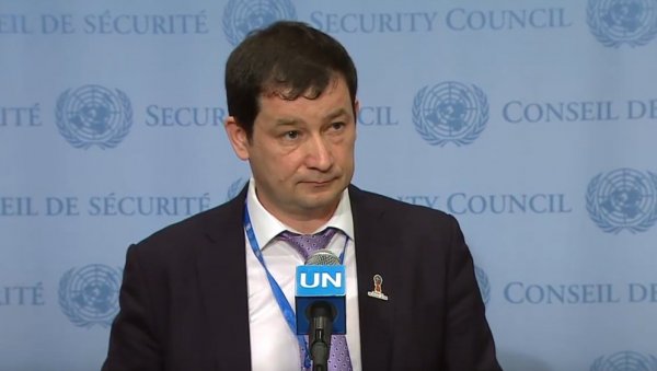 КО ЈЕ ПУТИНОВ ЧОВЕК КОЈИ ЈЕ ЗАВОДИО РЕД НА СЕДНИЦИ СБ? Данас тражио уклањање заставе лажне државе, течно говори шест језика КО ЈЕ ПУТИНОВ ЧОВЕК КОЈИ ЈЕ ЗАВОДИО РЕД НА СЕДНИЦИ СБ? Данас тражио уклањање заставе лажне државе, течно говори шест језика