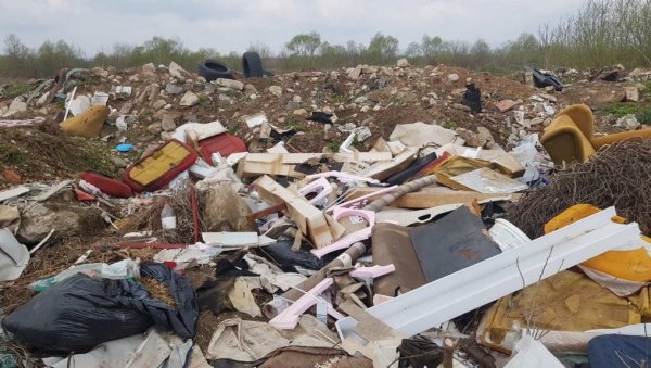 СМЕЋЕМ ОТЕРАЛИ ПОВРТАРЕ: Тик уз Јужну Мораву, налази се једна од највећих дивљих депонија грађевинског шута СМЕЋЕМ ОТЕРАЛИ ПОВРТАРЕ: Тик уз Јужну Мораву, налази се једна од највећих дивљих депонија грађевинског шута