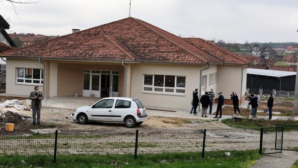 ЗАВРШЕНА ИЗГРАДЊА ШКОЛЕ У БАТИНЦУ: Деца од септембра у клупама, а дотле ће бити готова и ограда ЗАВРШЕНА ИЗГРАДЊА ШКОЛЕ У БАТИНЦУ: Деца од септембра у клупама, а дотле ће бити готова и ограда