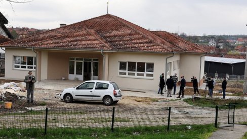 ЗАВРШЕНА ИЗГРАДЊА ШКОЛЕ У БАТИНЦУ: Деца од септембра у клупама, а дотле ће бити готова и ограда ЗАВРШЕНА ИЗГРАДЊА ШКОЛЕ У БАТИНЦУ: Деца од септембра у клупама, а дотле ће бити готова и ограда