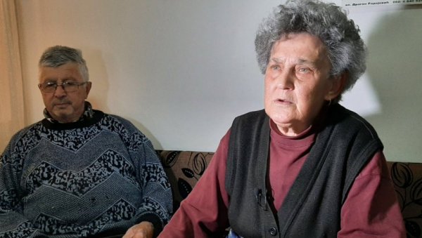 НЕК КАЖУ КО НАС ЈЕ ТИПОВАО ЛОПОВИМА: Обрадовићи из Мозгова код Алексинца још носе трауме од пљачке и мучења пеглом НЕК КАЖУ КО НАС ЈЕ ТИПОВАО ЛОПОВИМА: Обрадовићи из Мозгова код Алексинца још носе трауме од пљачке и мучења пеглом