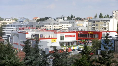 ЗАМАЛО ИЗБЕГАО ЛИНЧ: Осумиченог напасника из тржног центра полиција спровела кроз подземну гаражу, да га не виде родитељи деце са игралишта ЗАМАЛО ИЗБЕГАО ЛИНЧ: Осумиченог напасника из тржног центра полиција спровела кроз подземну гаражу, да га не виде родитељи деце са игралишта