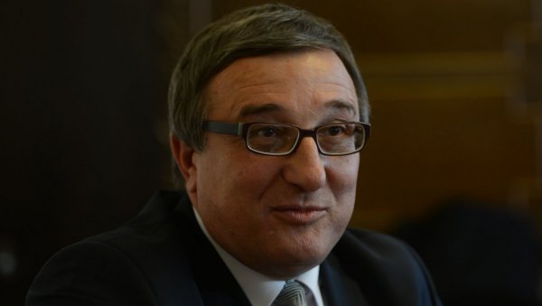 ДРЖАВНИ СЕКРЕТАР ИЗ СРБИЈЕ ИМАО САОБРАЋАЈКУ У МАЂАРСКОЈ: Са супругом и ћерком се аутом сурвао у канал дубок 3 метра ДРЖАВНИ СЕКРЕТАР ИЗ СРБИЈЕ ИМАО САОБРАЋАЈКУ У МАЂАРСКОЈ: Са супругом и ћерком се аутом сурвао у канал дубок 3 метра