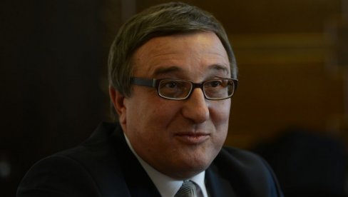ДРЖАВНИ СЕКРЕТАР ИЗ СРБИЈЕ ИМАО САОБРАЋАЈКУ У МАЂАРСКОЈ: Са супругом и ћерком се аутом сурвао у канал дубок 3 метра ДРЖАВНИ СЕКРЕТАР ИЗ СРБИЈЕ ИМАО САОБРАЋАЈКУ У МАЂАРСКОЈ: Са супругом и ћерком се аутом сурвао у канал дубок 3 метра