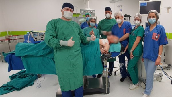 УСПЕХ ХИРУРГА УКЦ РС У БАЊАЛУЦИ: Потпуно будном пацијенту одстрањена џиновска штитна жлезда УСПЕХ ХИРУРГА УКЦ РС У БАЊАЛУЦИ: Потпуно будном пацијенту одстрањена џиновска штитна жлезда