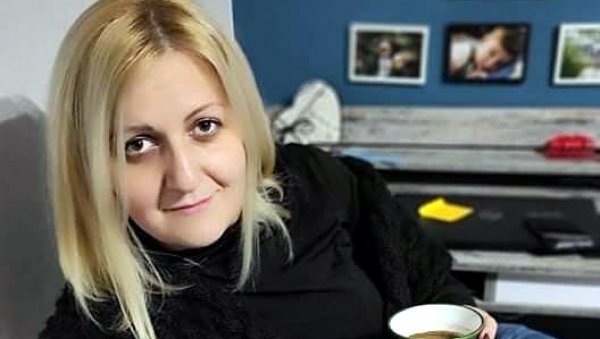 НАГРАДА ЗА НОВИНАРКУ НОВОСТИ: Јелена Стојковић добитница признања Цвет једнакости НАГРАДА ЗА НОВИНАРКУ НОВОСТИ: Јелена Стојковић добитница признања Цвет једнакости