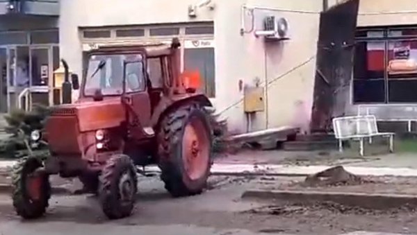 ЕВО ВАМ ЧЕТНИЦИ: Скандал у селу код Вуковара, усред дана трактором руше споменике (ВИДЕО) ЕВО ВАМ ЧЕТНИЦИ: Скандал у селу код Вуковара, усред дана трактором руше споменике (ВИДЕО)