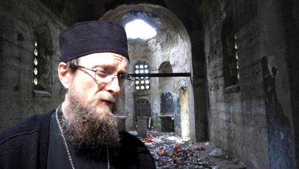 СРПСКУ СВЕТИЊУ ПРЕТВОРИЛИ У ЈАВНИ ТОАЛЕТ: Игуман Сава Јањић објавио страшне фотографије - Албанци направили сметлиште у цркви (ФОТО) СРПСКУ СВЕТИЊУ ПРЕТВОРИЛИ У ЈАВНИ ТОАЛЕТ: Игуман Сава Јањић објавио страшне фотографије - Албанци направили сметлиште у цркви (ФОТО)
