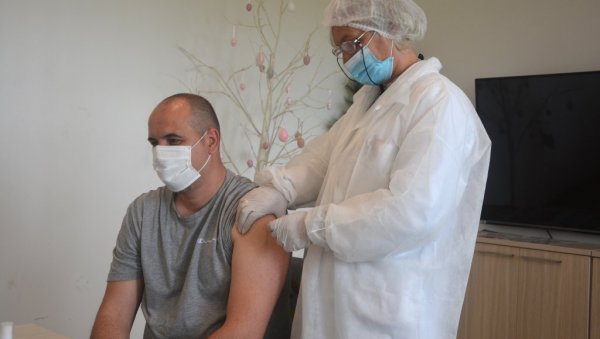 ИМУНИЗАЦИЈА РАДНИКА У КОМПАНИЈИ ЕЛИКСИР: Вакцинисан и председник Општине Неготин ИМУНИЗАЦИЈА РАДНИКА У КОМПАНИЈИ ЕЛИКСИР: Вакцинисан и председник Општине Неготин