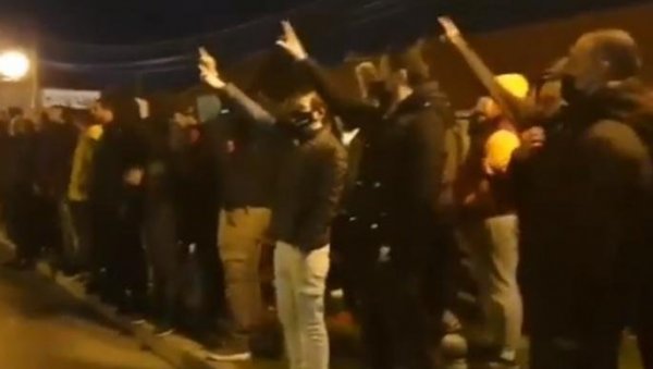 КОМИТЕ ПОНОВО ДИВЉАЈУ У НИКШИЋУ: Поручили да неће одустати - протестују због казни које су им написане за блокаду пута (ВИДЕО) КОМИТЕ ПОНОВО ДИВЉАЈУ У НИКШИЋУ: Поручили да неће одустати - протестују због казни које су им написане за блокаду пута (ВИДЕО)