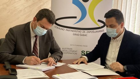 ОБУКОМ ДО ЗАПОСЛЕЊА: Градоначелник Шапца потписао уговор о пројекту вредном 166.000 евра ОБУКОМ ДО ЗАПОСЛЕЊА: Градоначелник Шапца потписао уговор о пројекту вредном 166.000 евра