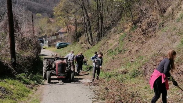 СЛОГА КУЋУ ГРАДИ: Мештани Рогљева очистили пут до пивница СЛОГА КУЋУ ГРАДИ: Мештани Рогљева очистили пут до пивница