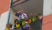 ДРАМА НА НОВОМ БЕОГРАДУ: Пуковник ставио себи омчу око врата - полицајци га хитно превезли на ВМА (ВИДЕО) ДРАМА НА НОВОМ БЕОГРАДУ: Пуковник ставио себи омчу око врата - полицајци га хитно превезли на ВМА (ВИДЕО)