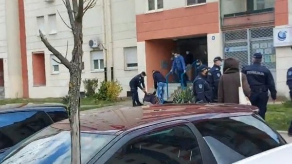 ПОТРЕСНЕ ФОТОГРАФИЈЕ: Човека вуку по улици - ево шта се дешавало испред зграде пуковника Лаловића ког су иселили (ФОТО) ПОТРЕСНЕ ФОТОГРАФИЈЕ: Човека вуку по улици - ево шта се дешавало испред зграде пуковника Лаловића ког су иселили (ФОТО)