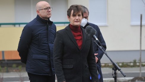БРНАБИЋ УРУЧИЛА КЉУЧЕВЕ СТАНОВА ЗА ПРИПАДНИКЕ СНАГА ВЕЗБЕДНОСТИ: Србија показује захвалност и бригу о грађанима БРНАБИЋ УРУЧИЛА КЉУЧЕВЕ СТАНОВА ЗА ПРИПАДНИКЕ СНАГА ВЕЗБЕДНОСТИ: Србија показује захвалност и бригу о грађанима
