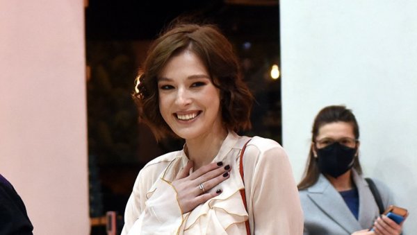 МИЛЕНА РАДУЛОВИЋ ОДУШЕВИЛА СВЕ: Глумица показала савршено тело, а сви кажу да је ову позу тешко поновити (ФОТО) МИЛЕНА РАДУЛОВИЋ ОДУШЕВИЛА СВЕ: Глумица показала савршено тело, а сви кажу да је ову позу тешко поновити (ФОТО)