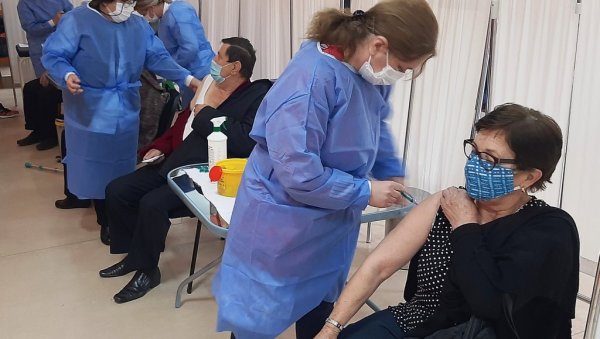 ВАКЦИНИСАНИ МАЊЕ СТРЕПЕ: У Модричи у току давање друге дозе, епидемиолошка ситуација се стабилизује (ФОТО) ВАКЦИНИСАНИ МАЊЕ СТРЕПЕ: У Модричи у току давање друге дозе, епидемиолошка ситуација се стабилизује (ФОТО)