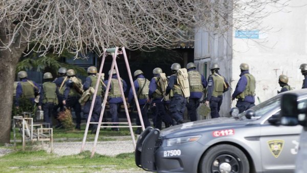 ОКОНЧАНА ДРАМА: Полиција упала у банку у Тбилисију, ослобођени таоци ОКОНЧАНА ДРАМА: Полиција упала у банку у Тбилисију, ослобођени таоци