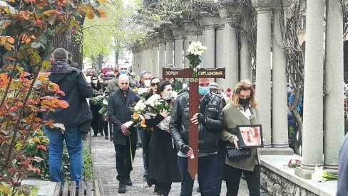 ТУГА НА НОВОМ ГРОБЉУ: Последњи поздрав чувеном Зорану Симјановићу (ФОТО/ВИДЕО) ТУГА НА НОВОМ ГРОБЉУ: Последњи поздрав чувеном Зорану Симјановићу (ФОТО/ВИДЕО)
