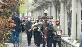 ТУГА НА НОВОМ ГРОБЉУ: Последњи поздрав чувеном Зорану Симјановићу (ФОТО/ВИДЕО) ТУГА НА НОВОМ ГРОБЉУ: Последњи поздрав чувеном Зорану Симјановићу (ФОТО/ВИДЕО)