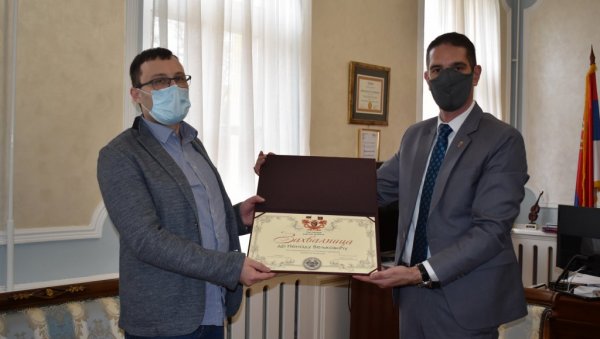 ЛЕЧИ ОБОЛЕЛЕ, ПРЕЛЕЖАО КОРОНУ И ПОСТАО КАРДИОЛОГ: Захвалница града Кикинде интернисти доктору Ненаду Вељковићу ЛЕЧИ ОБОЛЕЛЕ, ПРЕЛЕЖАО КОРОНУ И ПОСТАО КАРДИОЛОГ: Захвалница града Кикинде интернисти доктору Ненаду Вељковићу
