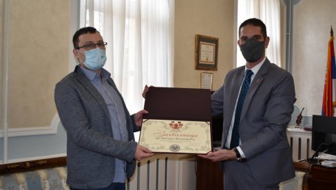 LEČI OBOLELE, PRELEŽAO KORONU I POSTAO KARDIOLOG: Zahvalnica grada Kikinde internisti doktoru Nenadu Veljkoviću LEČI OBOLELE, PRELEŽAO KORONU I POSTAO KARDIOLOG: Zahvalnica grada Kikinde internisti doktoru Nenadu Veljkoviću