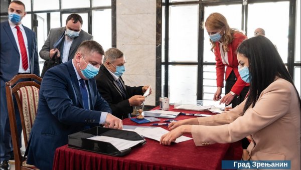 ЗРЕЊАНИНУ МИЛИОН ДИНАРА ЗА ПРОЈЕКТЕ ЛОКАЛНОГ И РЕГИОНАЛНОГ РАЗВОЈА: Уговор са покрајинским секретаром потписао градоначелника ЗРЕЊАНИНУ МИЛИОН ДИНАРА ЗА ПРОЈЕКТЕ ЛОКАЛНОГ И РЕГИОНАЛНОГ РАЗВОЈА: Уговор са покрајинским секретаром потписао градоначелника