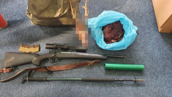 УБИЛИ СРНДАЋА И ИСЕКЛИ ГА, УХВАЋЕН КРИВОЛОВАЦ: Нечувен скандал на подручју Националног парка Дурмитор, у околини Жабљака УБИЛИ СРНДАЋА И ИСЕКЛИ ГА, УХВАЋЕН КРИВОЛОВАЦ: Нечувен скандал на подручју Националног парка Дурмитор, у околини Жабљака