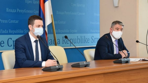 ЗА ВАКЦИНЕ 7,2 МИЛИОНА, СРЕДЊОШКОЛЦИ И СТУДЕНТИ У КЛУПАМА: Ево које је одлуке донео Штаб за ванредне ситуације Републике Српске ЗА ВАКЦИНЕ 7,2 МИЛИОНА, СРЕДЊОШКОЛЦИ И СТУДЕНТИ У КЛУПАМА: Ево које је одлуке донео Штаб за ванредне ситуације Републике Српске