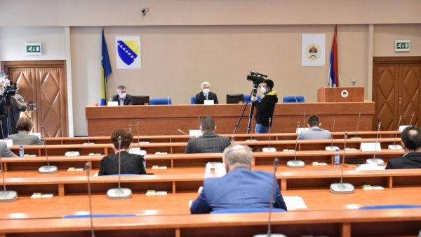 ПИСМО ЧЕКА РЕДОВНУ СЕДНИЦУ: Ево када ће Народна скупштина Републике Српске да одговори на ултиматум Валентина Инцка ПИСМО ЧЕКА РЕДОВНУ СЕДНИЦУ: Ево када ће Народна скупштина Републике Српске да одговори на ултиматум Валентина Инцка