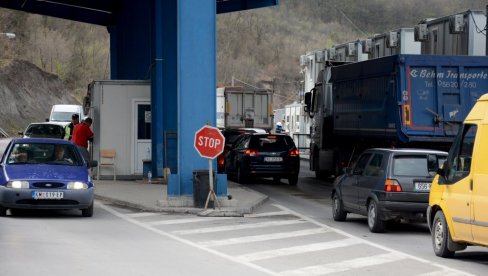 NEDEMOKRATSKI POTEZ: Novinari protestovali zbog odluke vlasti da spreče ulazak ministra na KiM NEDEMOKRATSKI POTEZ: Novinari protestovali zbog odluke vlasti da spreče ulazak ministra na KiM