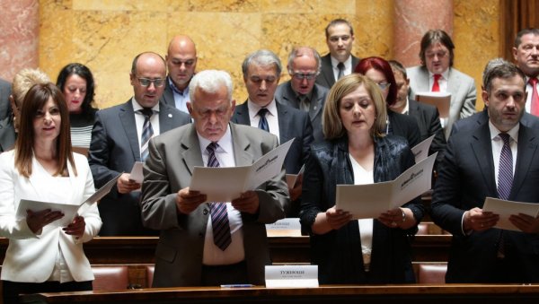 УСТАВ СЕ МЕЊА, ПРЕАМБУЛА НЕ: Народна скупштина усвојила предлог Владе о промени највишег правног акта УСТАВ СЕ МЕЊА, ПРЕАМБУЛА НЕ: Народна скупштина усвојила предлог Владе о промени највишег правног акта