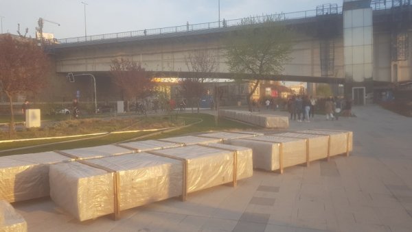 ЧЕТИРИ МЕСЕЦА ОД ЗАВРШЕТКА РАДОВА: Разбијене плоче на Савском кеју, део шеталишта уништен ЧЕТИРИ МЕСЕЦА ОД ЗАВРШЕТКА РАДОВА: Разбијене плоче на Савском кеју, део шеталишта уништен