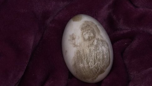 ДА ЛИ И ВИ ВИДИТЕ ЛИК ЦАРА ЛАЗАРА НА ЈАЈЕТУ? Необична слика као благослов пред Ускрс (ФОТО) ДА ЛИ И ВИ ВИДИТЕ ЛИК ЦАРА ЛАЗАРА НА ЈАЈЕТУ? Необична слика као благослов пред Ускрс (ФОТО)