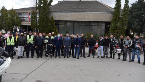 KACIGA GLAVU ČUVA: Akcija Auto moto saveza Srbije i Saveta za bezbednost saobraćaja Zrenjanina KACIGA GLAVU ČUVA: Akcija Auto moto saveza Srbije i Saveta za bezbednost saobraćaja Zrenjanina