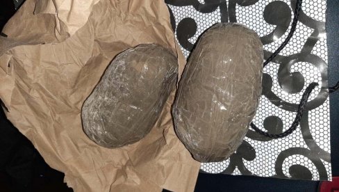 КИЛОГРАМ ХЕРОИНА У ТАКСИЈУ: СБПОК и Интервентна ухапсили осумњиченог на Новом Београду КИЛОГРАМ ХЕРОИНА У ТАКСИЈУ: СБПОК и Интервентна ухапсили осумњиченог на Новом Београду