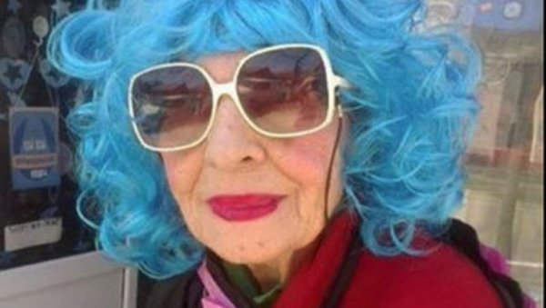НЕМА ВИШЕ ТЕТКА АНЕ, АЛИ ОСТАЈЕ ВЕЧИТИ ТРАГ: Дама која је увек била своја, необичне породичне историје (ФОТО) НЕМА ВИШЕ ТЕТКА АНЕ, АЛИ ОСТАЈЕ ВЕЧИТИ ТРАГ: Дама која је увек била своја, необичне породичне историје (ФОТО)