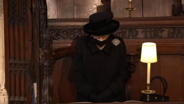 ПРВЕ ФОТОГРАФИЈЕ КРАЉИЦЕ У СУЗАМА: Елизабета испраћа супруга - на погреб стигла одвојено од осталих чланова породице (ФОТО) ПРВЕ ФОТОГРАФИЈЕ КРАЉИЦЕ У СУЗАМА: Елизабета испраћа супруга - на погреб стигла одвојено од осталих чланова породице (ФОТО)