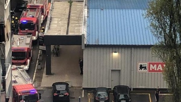 ГОРИ СТАН НА НОВОМ БЕОГРАДУ: Пожар у Михајла Пупина (ФОТО) ГОРИ СТАН НА НОВОМ БЕОГРАДУ: Пожар у Михајла Пупина (ФОТО)