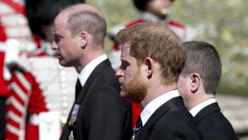 DA LI JE PRINC FILIP SVOJOM SMRĆU POMIRIO BRAĆU? Svi detalji sa sahrane vojvode od Edinburga, kraljica je delovala usamljenije nego ikad DA LI JE PRINC FILIP SVOJOM SMRĆU POMIRIO BRAĆU? Svi detalji sa sahrane vojvode od Edinburga, kraljica je delovala usamljenije nego ikad