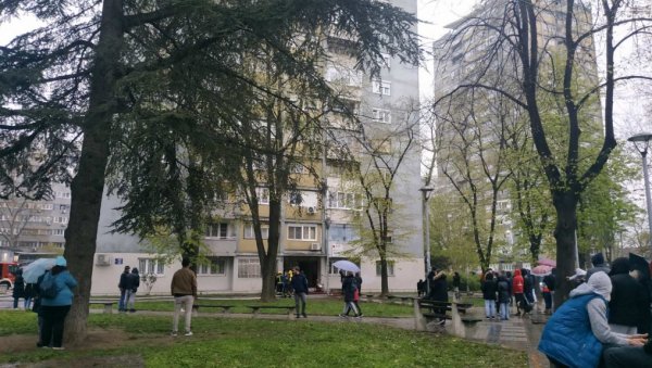 ЧУЛА САМ ПУЦЊАВУ, КАО ДА СУ БАЧЕНЕ ПЕТАРДЕ: Исповести станара из запаљеног солитера - Свуда је сијало! (ФОТО) ЧУЛА САМ ПУЦЊАВУ, КАО ДА СУ БАЧЕНЕ ПЕТАРДЕ: Исповести станара из запаљеног солитера - Свуда је сијало! (ФОТО)