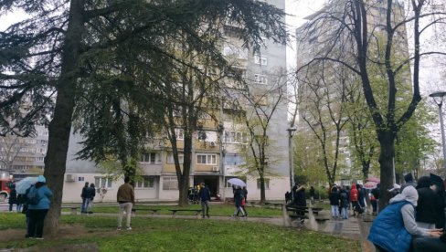 ЧУЛА САМ ПУЦЊАВУ, КАО ДА СУ БАЧЕНЕ ПЕТАРДЕ: Исповести станара из запаљеног солитера - Свуда је сијало! (ФОТО) ЧУЛА САМ ПУЦЊАВУ, КАО ДА СУ БАЧЕНЕ ПЕТАРДЕ: Исповести станара из запаљеног солитера - Свуда је сијало! (ФОТО)