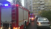 ЕВАКУИСАНА ТРУДНИЦА ИЗ ЗАПАЉЕНОГ СОЛИТЕРА: Ватрогасци спровели успешну акцију (ВИДЕО) ЕВАКУИСАНА ТРУДНИЦА ИЗ ЗАПАЉЕНОГ СОЛИТЕРА: Ватрогасци спровели успешну акцију (ВИДЕО)