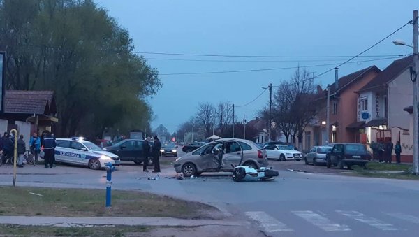 ТЕШКА САОБРАЋАЈКА У КИКИНДИ: Мотоциклиста преминуо током транспорта за Нови Сад - међу повређенима и дете (ФОТО) ТЕШКА САОБРАЋАЈКА У КИКИНДИ: Мотоциклиста преминуо током транспорта за Нови Сад - међу повређенима и дете (ФОТО)