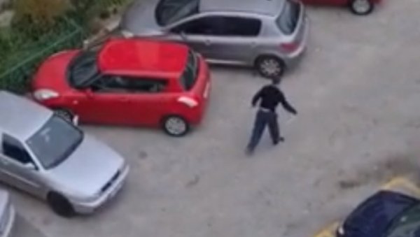 ДРАМА У СПЛИТУ! Младић наоружан ножевима шетао по улици, полиција га једва савладала (ВИДЕО) ДРАМА У СПЛИТУ! Младић наоружан ножевима шетао по улици, полиција га једва савладала (ВИДЕО)